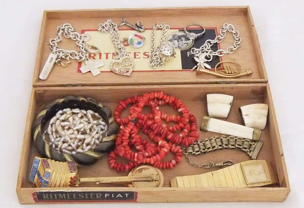 SWEET DEAL !! A FEW ODD & PRETTY COLLECTABLES IN A VINTAGE CIGAR BOX !! MUST SEE !! GOOD VALUE !!