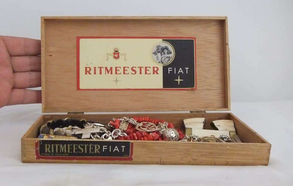 SWEET DEAL !! A FEW ODD & PRETTY COLLECTABLES IN A VINTAGE CIGAR BOX !! MUST SEE !! GOOD VALUE !!