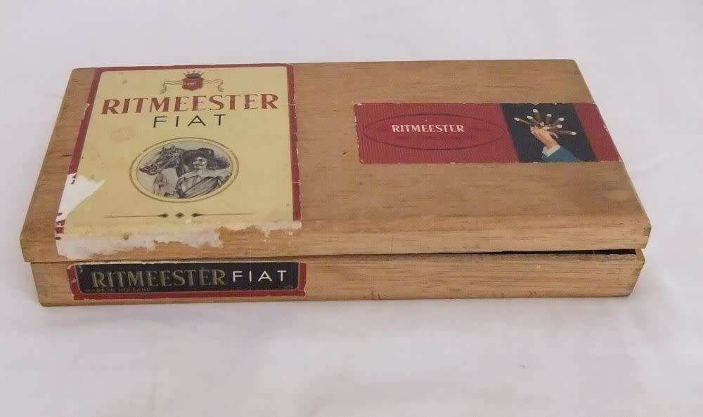 SWEET DEAL !! A FEW ODD & PRETTY COLLECTABLES IN A VINTAGE CIGAR BOX !! MUST SEE !! GOOD VALUE !!