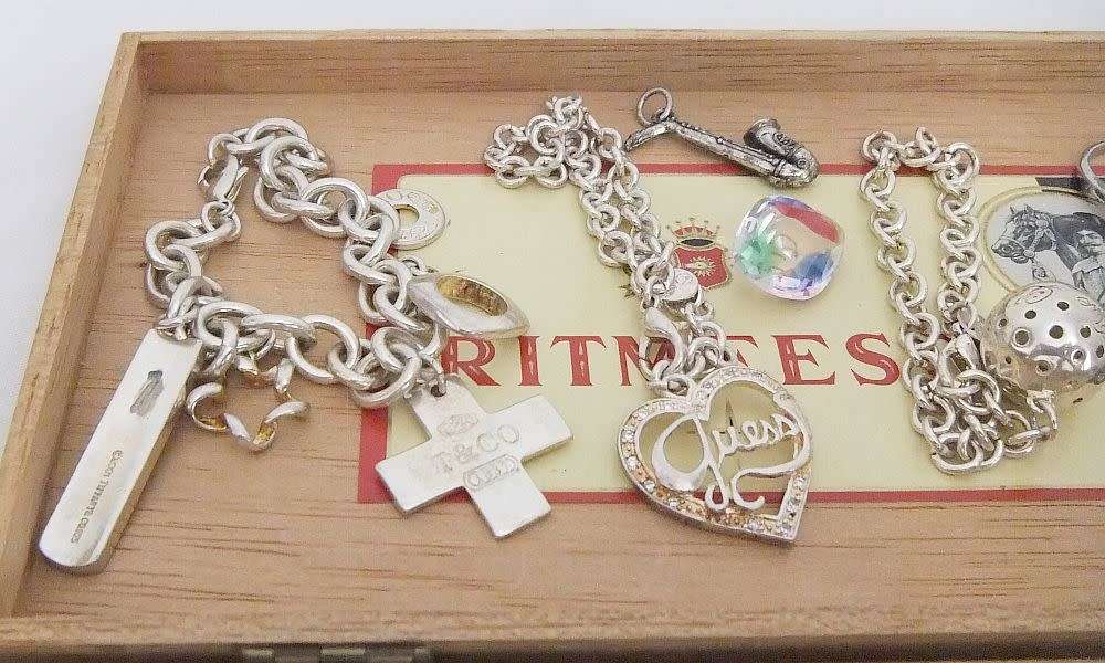 SWEET DEAL !! A FEW ODD & PRETTY COLLECTABLES IN A VINTAGE CIGAR BOX !! MUST SEE !! GOOD VALUE !!