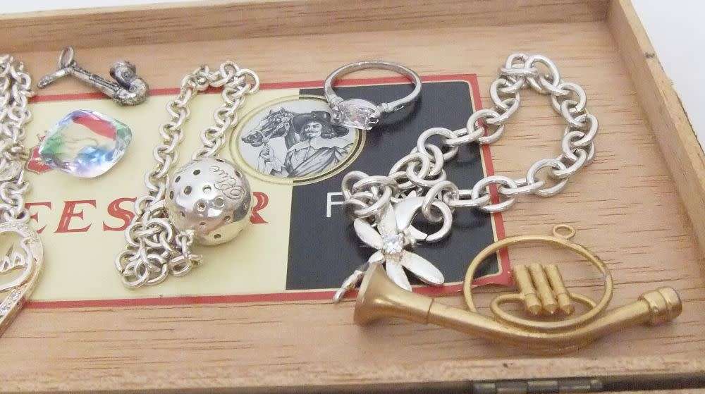 SWEET DEAL !! A FEW ODD & PRETTY COLLECTABLES IN A VINTAGE CIGAR BOX !! MUST SEE !! GOOD VALUE !!