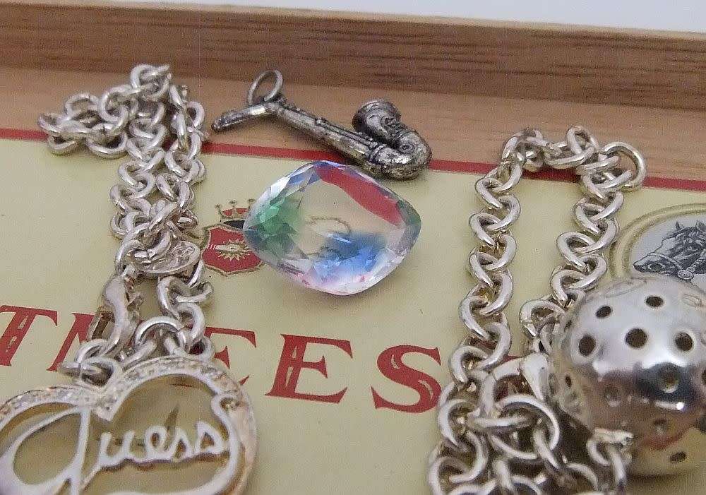 SWEET DEAL !! A FEW ODD & PRETTY COLLECTABLES IN A VINTAGE CIGAR BOX !! MUST SEE !! GOOD VALUE !!