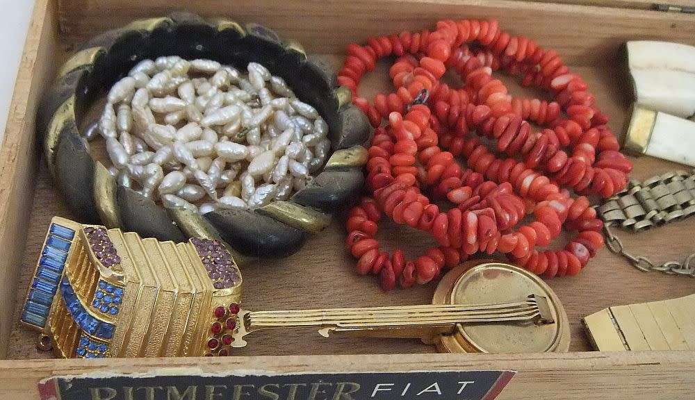 SWEET DEAL !! A FEW ODD & PRETTY COLLECTABLES IN A VINTAGE CIGAR BOX !! MUST SEE !! GOOD VALUE !!