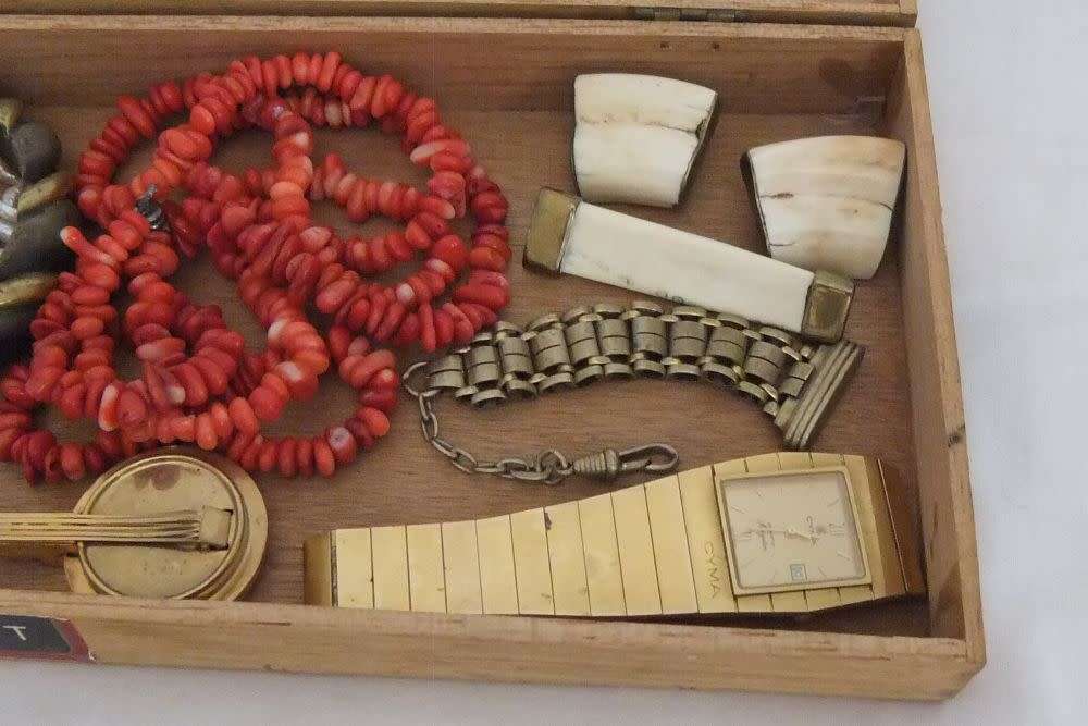 SWEET DEAL !! A FEW ODD & PRETTY COLLECTABLES IN A VINTAGE CIGAR BOX !! MUST SEE !! GOOD VALUE !!