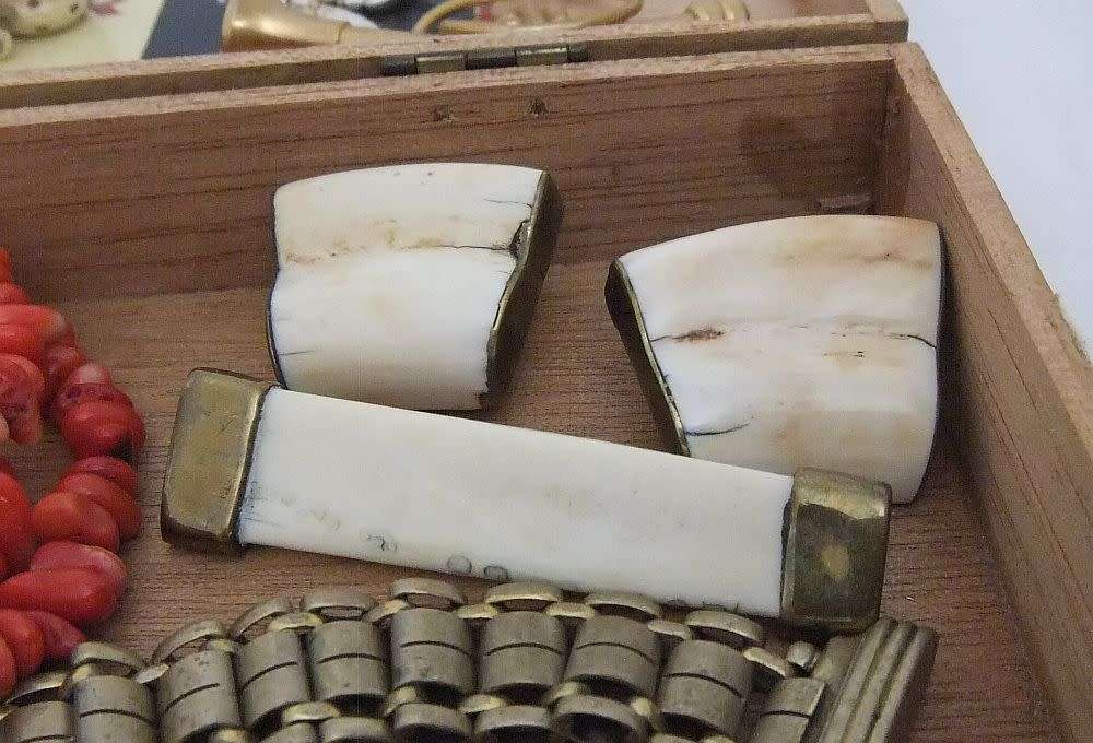 SWEET DEAL !! A FEW ODD & PRETTY COLLECTABLES IN A VINTAGE CIGAR BOX !! MUST SEE !! GOOD VALUE !!