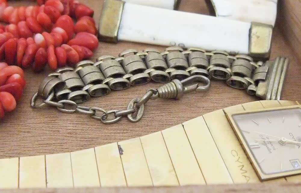 SWEET DEAL !! A FEW ODD & PRETTY COLLECTABLES IN A VINTAGE CIGAR BOX !! MUST SEE !! GOOD VALUE !!