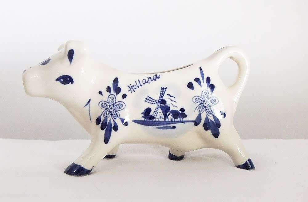 KYK !! A FABULOUS VINTAGE DUTCH DELFT STYLE COW SHAPED CREAMER WITH HAND PAINTED DECORATION !!