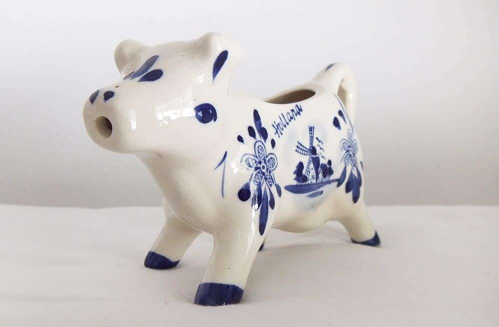 KYK !! A FABULOUS VINTAGE DUTCH DELFT STYLE COW SHAPED CREAMER WITH HAND PAINTED DECORATION !!