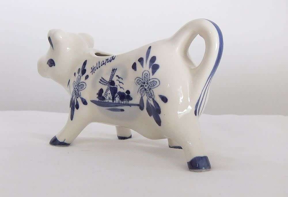 KYK !! A FABULOUS VINTAGE DUTCH DELFT STYLE COW SHAPED CREAMER WITH HAND PAINTED DECORATION !!