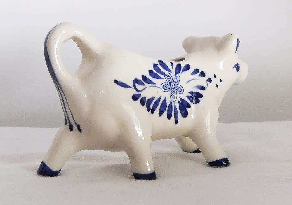 KYK !! A FABULOUS VINTAGE DUTCH DELFT STYLE COW SHAPED CREAMER WITH HAND PAINTED DECORATION !!