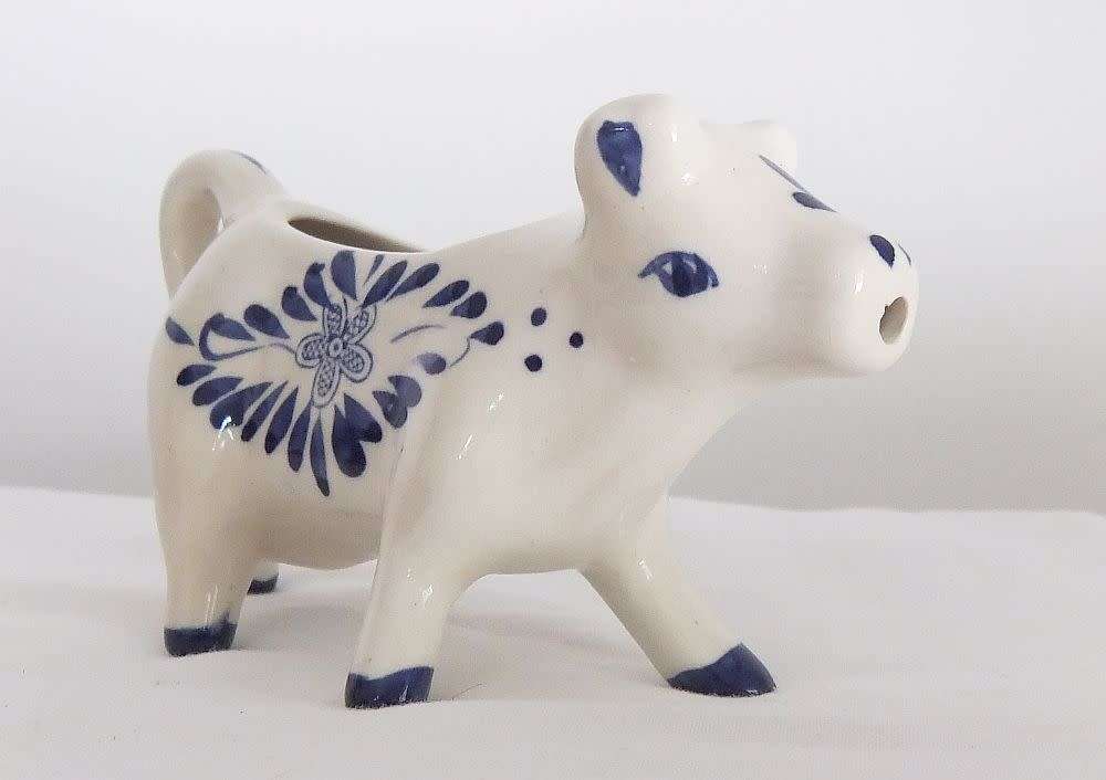 KYK !! A FABULOUS VINTAGE DUTCH DELFT STYLE COW SHAPED CREAMER WITH HAND PAINTED DECORATION !!