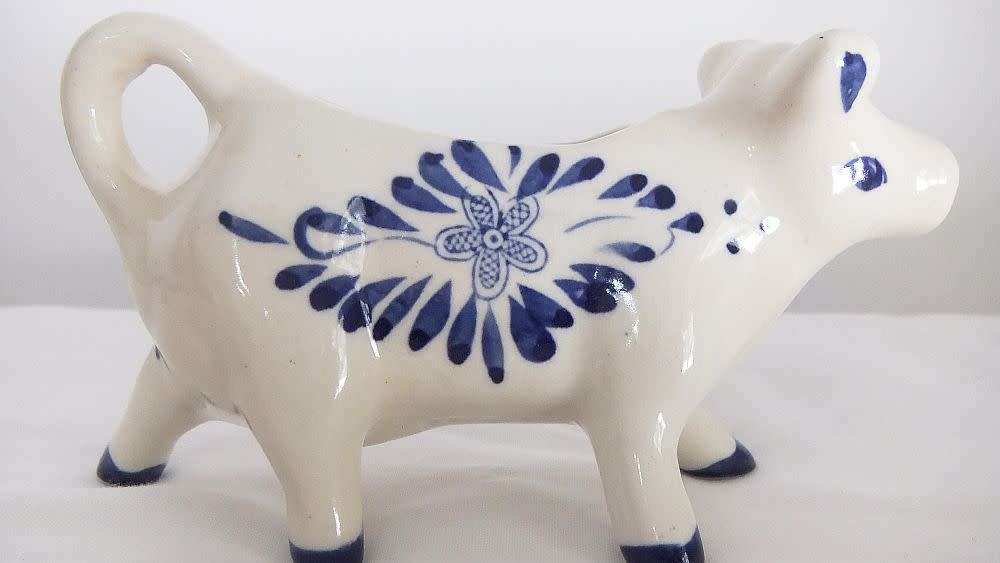 KYK !! A FABULOUS VINTAGE DUTCH DELFT STYLE COW SHAPED CREAMER WITH HAND PAINTED DECORATION !!