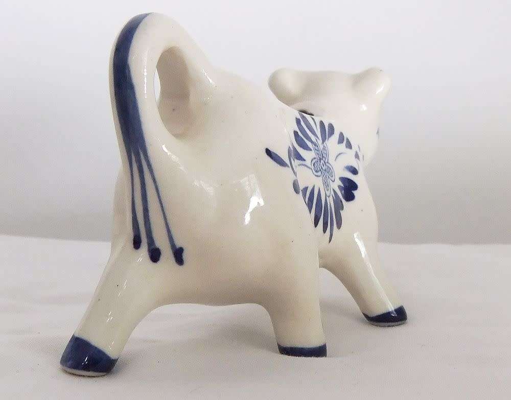 KYK !! A FABULOUS VINTAGE DUTCH DELFT STYLE COW SHAPED CREAMER WITH HAND PAINTED DECORATION !!