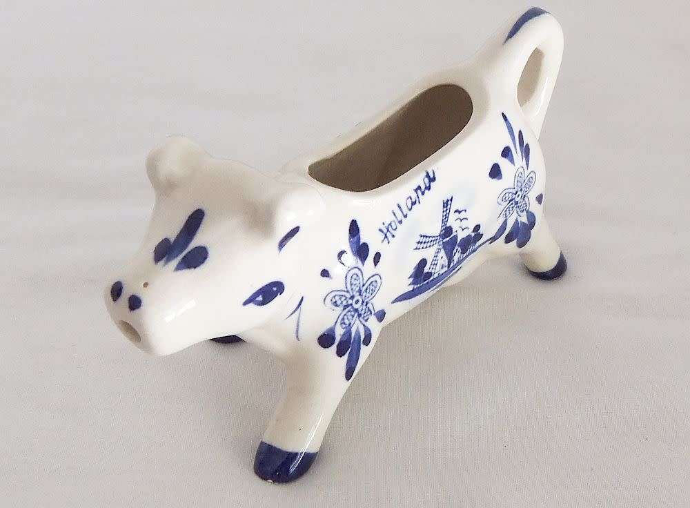 KYK !! A FABULOUS VINTAGE DUTCH DELFT STYLE COW SHAPED CREAMER WITH HAND PAINTED DECORATION !!
