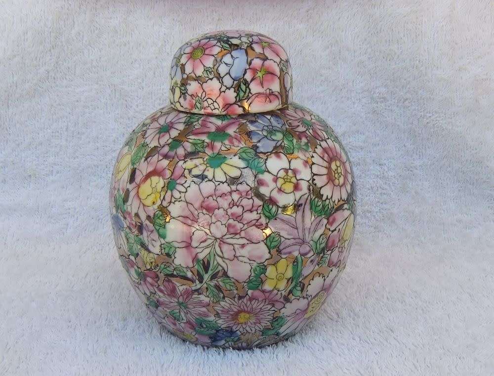 A SUPERB VINTAGE HAND PAINTED CHINESE GINGER JAR WITH GOLDEN BACKGROUND AND MAKERS STAMP TO BASE !!