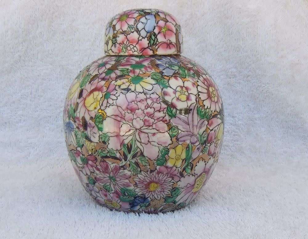 A SUPERB VINTAGE HAND PAINTED CHINESE GINGER JAR WITH GOLDEN BACKGROUND AND MAKERS STAMP TO BASE !!