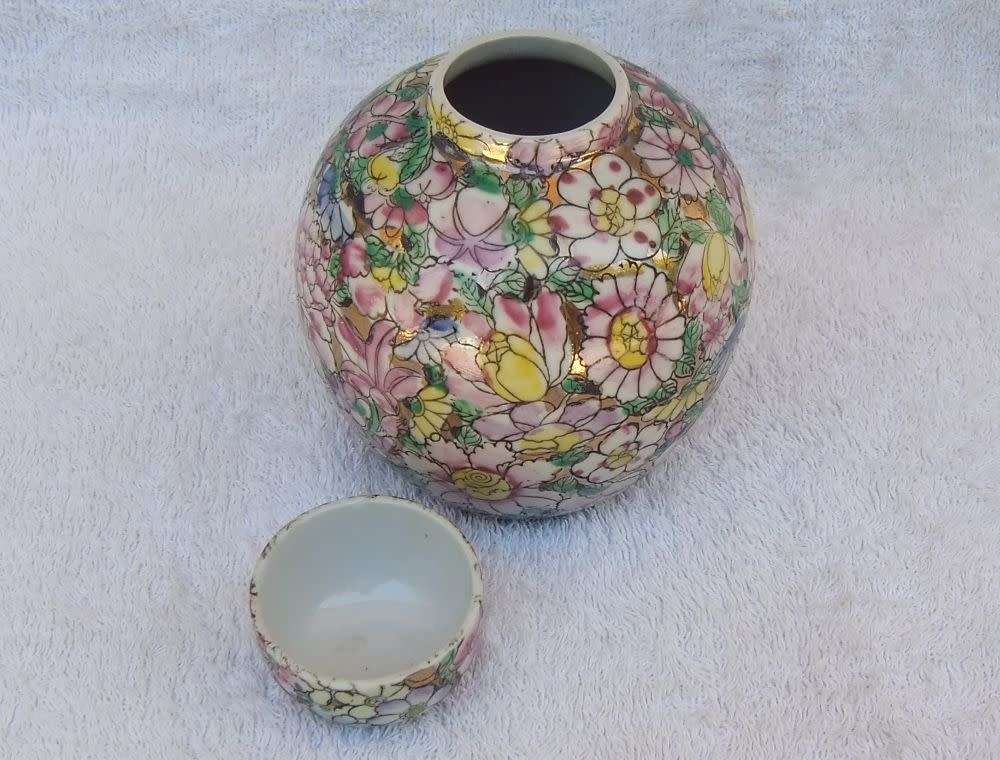 A SUPERB VINTAGE HAND PAINTED CHINESE GINGER JAR WITH GOLDEN BACKGROUND AND MAKERS STAMP TO BASE !!