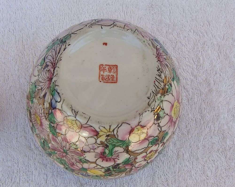 A SUPERB VINTAGE HAND PAINTED CHINESE GINGER JAR WITH GOLDEN BACKGROUND AND MAKERS STAMP TO BASE !!