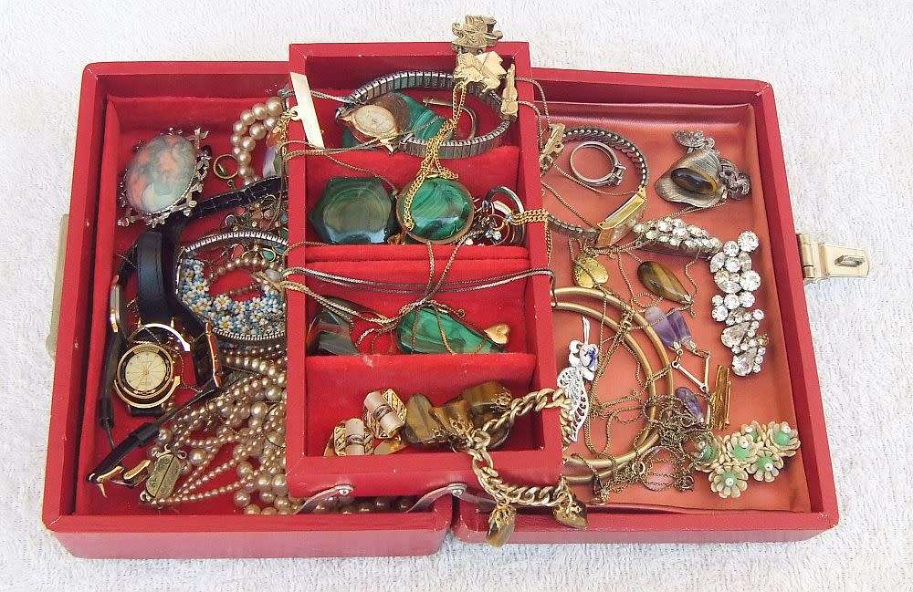 FUN TIME !! A LOVELY VINTAGE JEWELRY BOX WITH LOTS OF VINTAGE PIECES INCLUDING GEMSTONES !! WOW !!