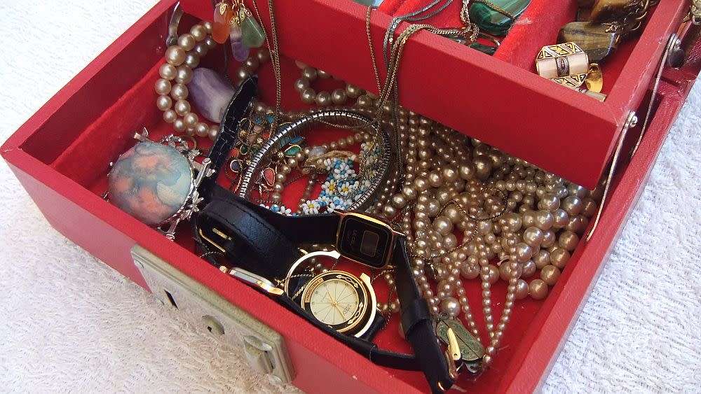 FUN TIME !! A LOVELY VINTAGE JEWELRY BOX WITH LOTS OF VINTAGE PIECES INCLUDING GEMSTONES !! WOW !!