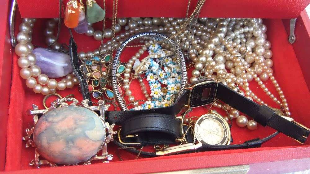FUN TIME !! A LOVELY VINTAGE JEWELRY BOX WITH LOTS OF VINTAGE PIECES INCLUDING GEMSTONES !! WOW !!