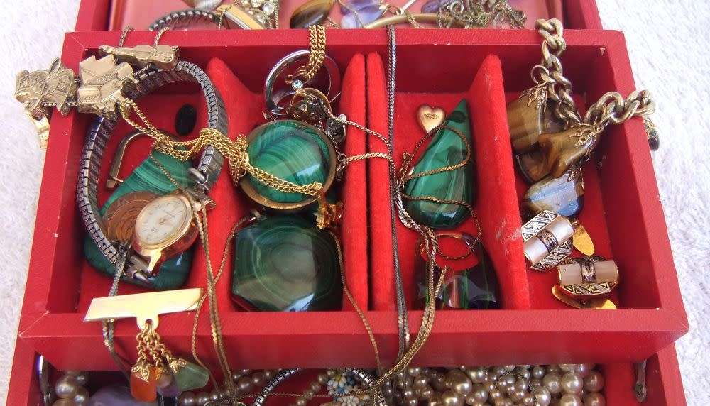 FUN TIME !! A LOVELY VINTAGE JEWELRY BOX WITH LOTS OF VINTAGE PIECES INCLUDING GEMSTONES !! WOW !!