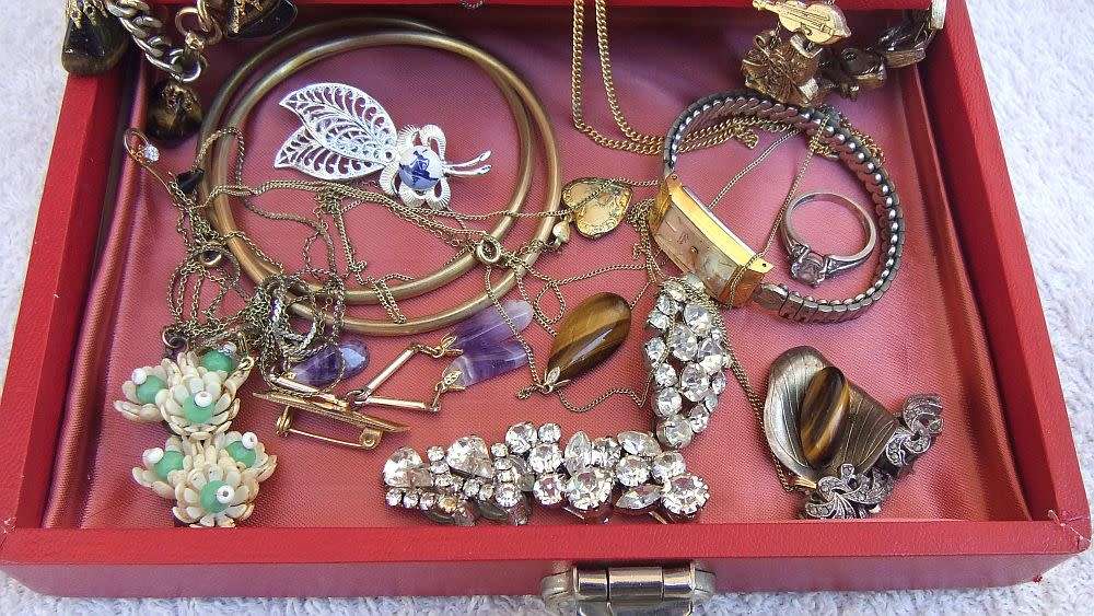 FUN TIME !! A LOVELY VINTAGE JEWELRY BOX WITH LOTS OF VINTAGE PIECES INCLUDING GEMSTONES !! WOW !!