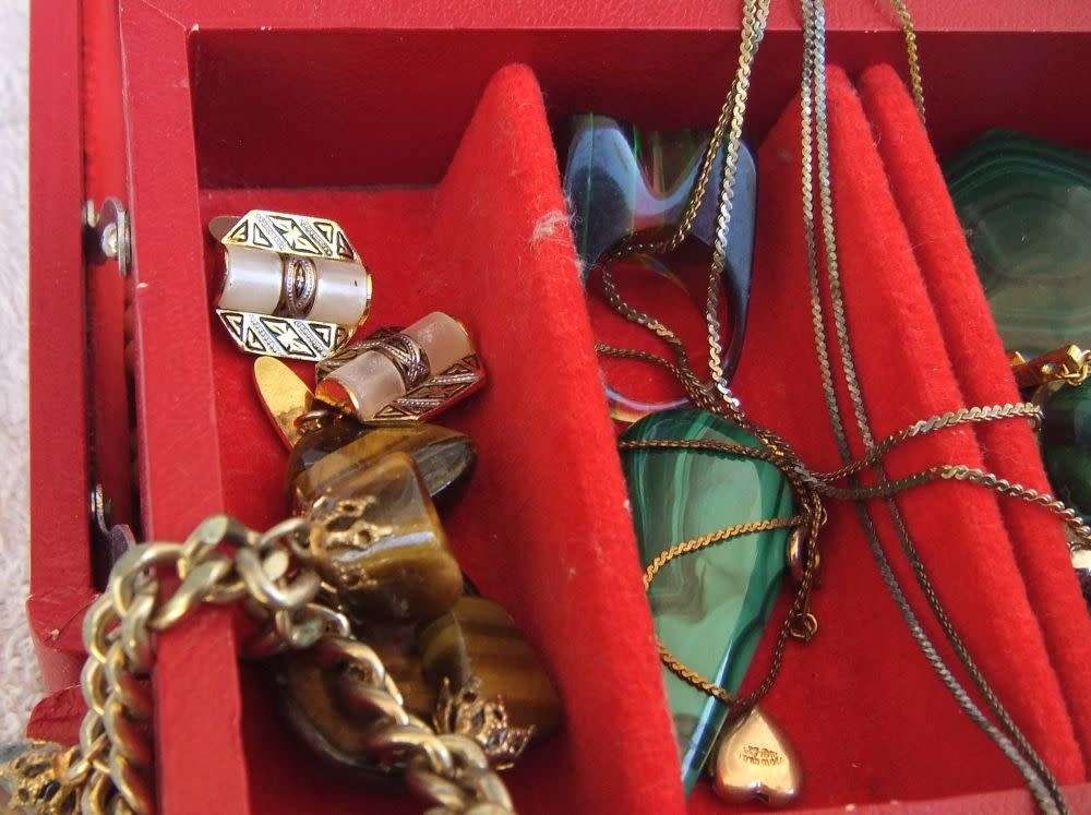 FUN TIME !! A LOVELY VINTAGE JEWELRY BOX WITH LOTS OF VINTAGE PIECES INCLUDING GEMSTONES !! WOW !!