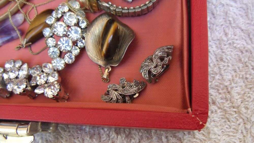FUN TIME !! A LOVELY VINTAGE JEWELRY BOX WITH LOTS OF VINTAGE PIECES INCLUDING GEMSTONES !! WOW !!