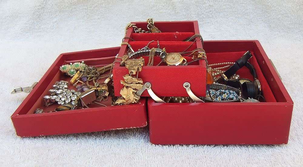 FUN TIME !! A LOVELY VINTAGE JEWELRY BOX WITH LOTS OF VINTAGE PIECES INCLUDING GEMSTONES !! WOW !!
