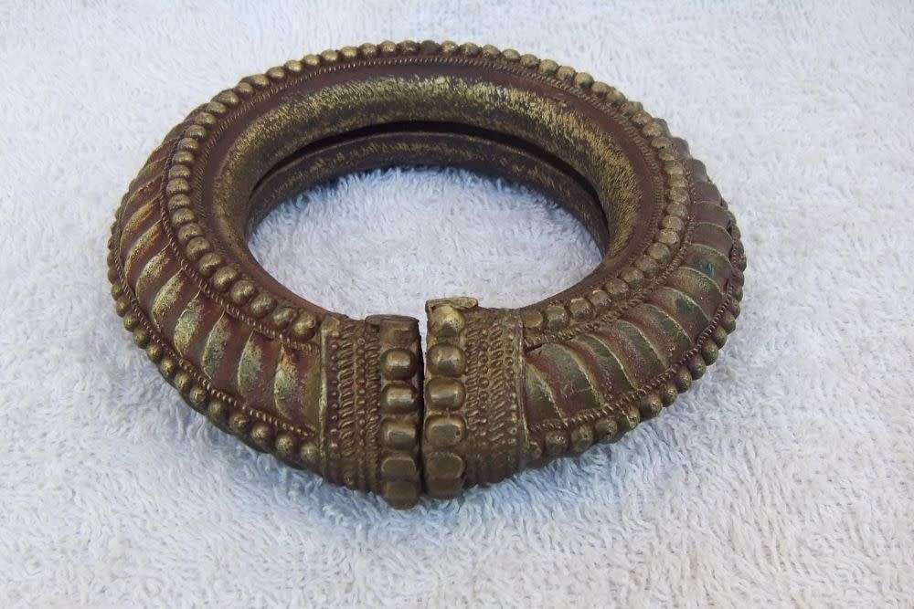 TRUE ANTIQUE !! A NORTH AFRICAN SLAVE BANGLE MADE OF A BRONZE LOOK HEAVY METAL !! RARE FIND !!