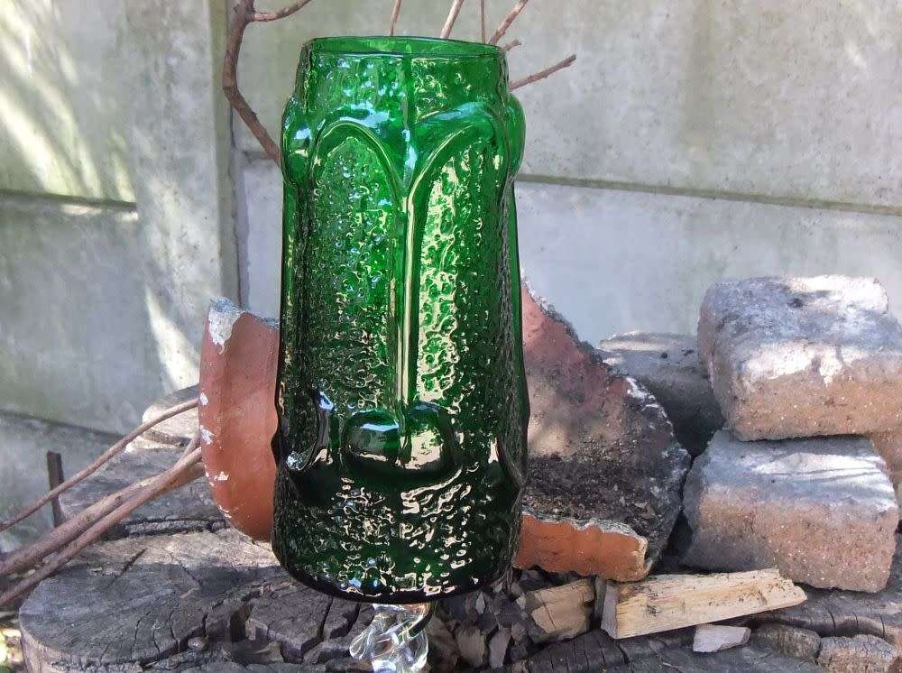 A REMARKABLE VINTAGE 1970`S TEXTURED DARK GREEN GLASS VASE WITH AN EYE CATCHING TWISTED STEM !!