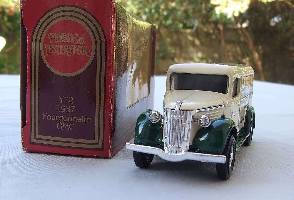 A VINTAGE DIE CAST METAL MODEL OF THE 1937 FOURGONNETTE GMC VAN BY MATCHBOX
