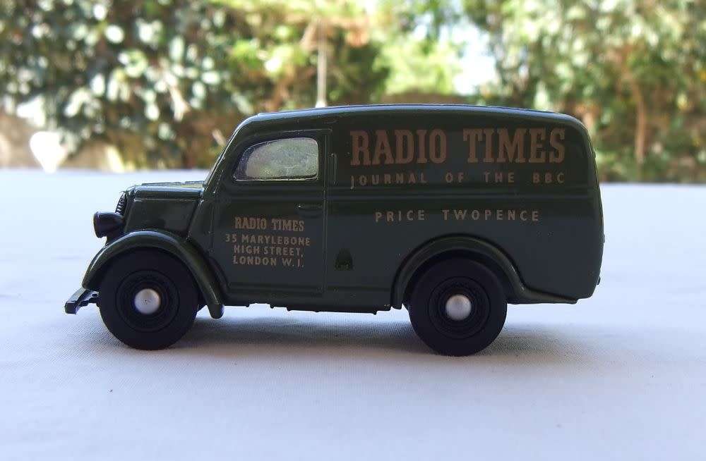 A VINTAGE DIE CAST METAL MODEL OF THE 1950 FORD E83W 10 CWT VAN BY MATCHBOX DINKY COLLECTION