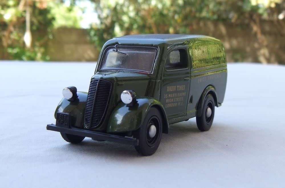 A VINTAGE DIE CAST METAL MODEL OF THE 1950 FORD E83W 10 CWT VAN BY MATCHBOX DINKY COLLECTION