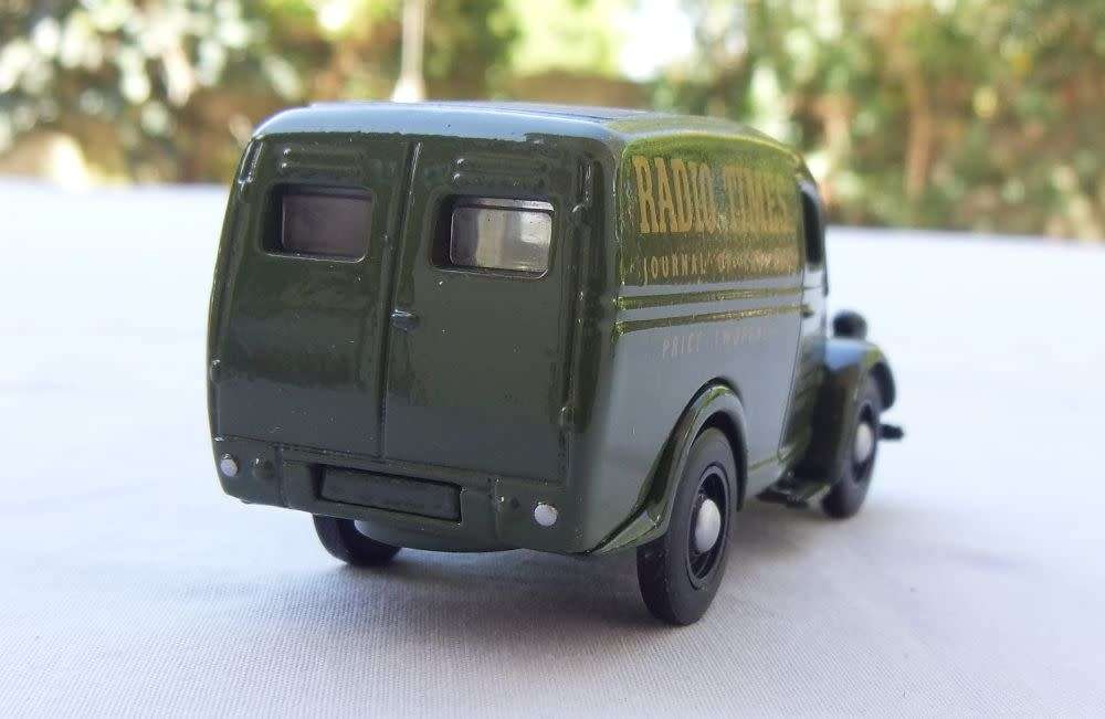 A VINTAGE DIE CAST METAL MODEL OF THE 1950 FORD E83W 10 CWT VAN BY MATCHBOX DINKY COLLECTION