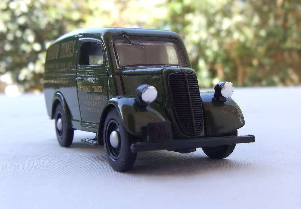 A VINTAGE DIE CAST METAL MODEL OF THE 1950 FORD E83W 10 CWT VAN BY MATCHBOX DINKY COLLECTION