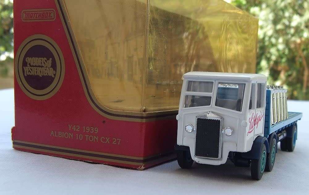 A VINTAGE DIE CAST METAL MODEL OF THE 1939 ALBION 10 TON CX27 TRUCK BY MATCHBOX MODELS OF YESTERYEAR