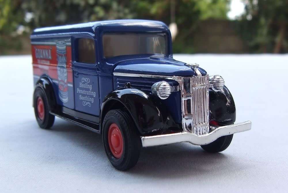 A VINTAGE DIE CAST METAL MODEL OF THE 1937 G.M.C VAN BY MATCHBOX MODELS OF YESTERYEAR