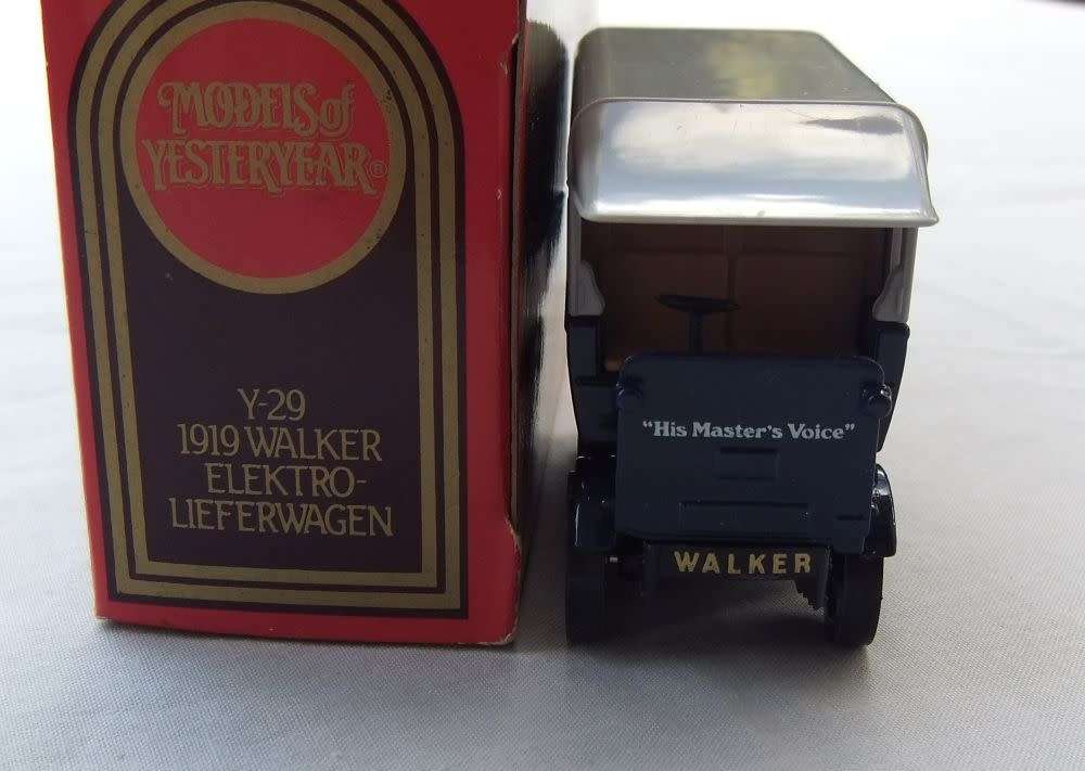 A VINTAGE DIE CAST METAL MODEL OF THE 1919 WALKER ELEKTRO-LIEFERWAGEN BY MATCHBOX
