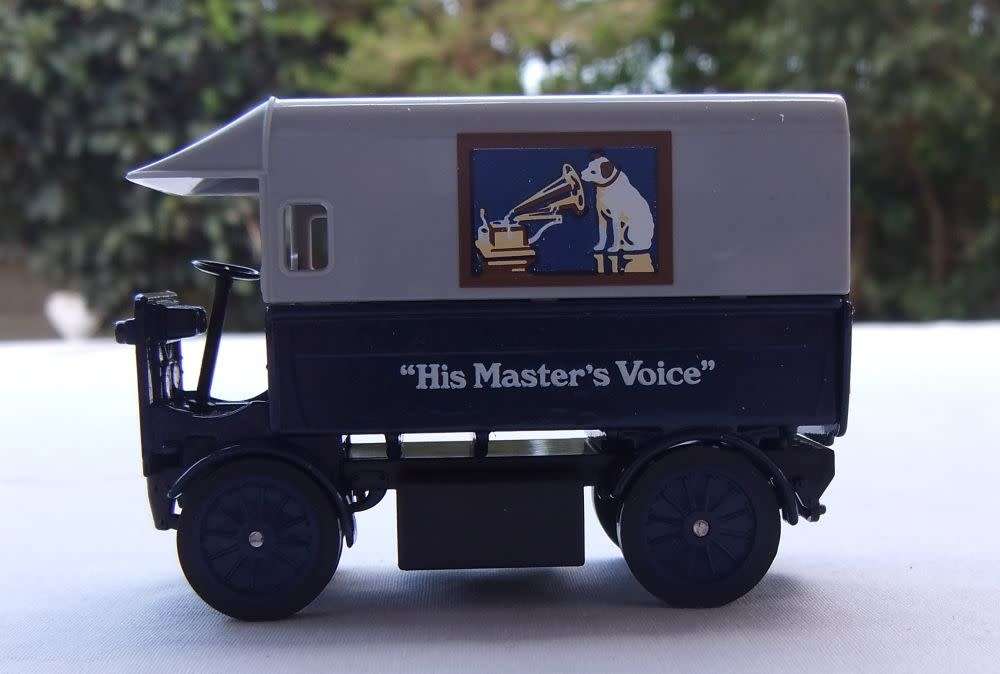 A VINTAGE DIE CAST METAL MODEL OF THE 1919 WALKER ELEKTRO-LIEFERWAGEN BY MATCHBOX