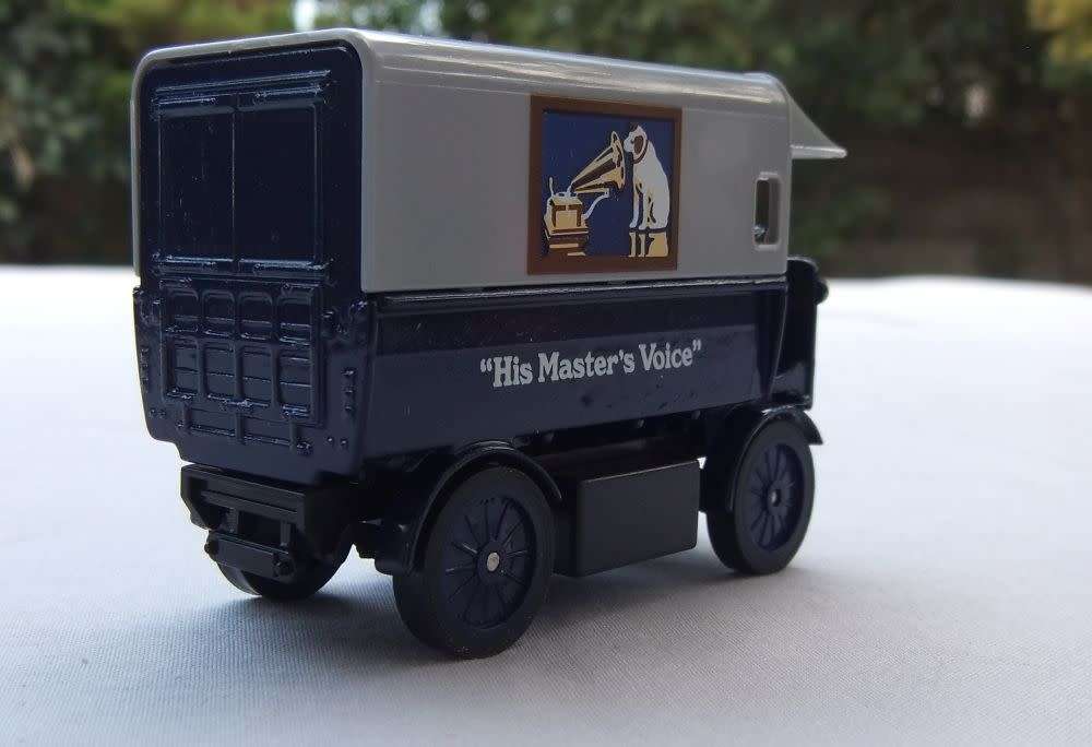 A VINTAGE DIE CAST METAL MODEL OF THE 1919 WALKER ELEKTRO-LIEFERWAGEN BY MATCHBOX