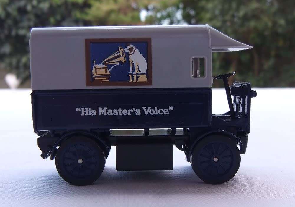 A VINTAGE DIE CAST METAL MODEL OF THE 1919 WALKER ELEKTRO-LIEFERWAGEN BY MATCHBOX