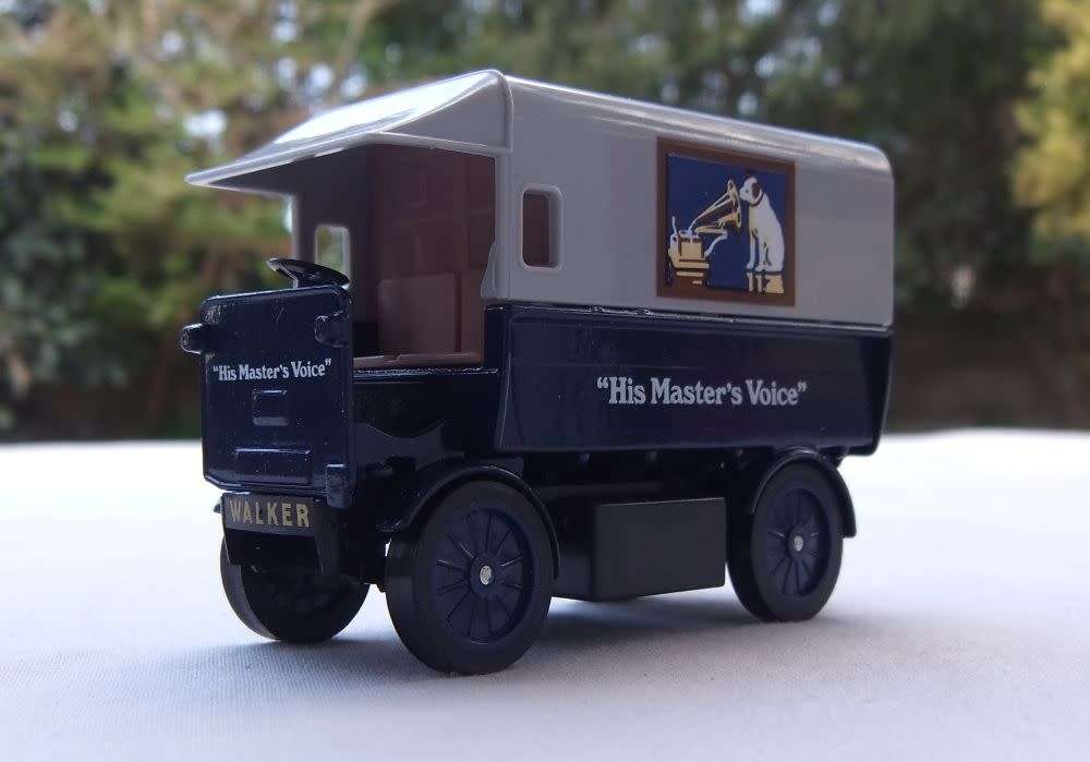 A VINTAGE DIE CAST METAL MODEL OF THE 1919 WALKER ELEKTRO-LIEFERWAGEN BY MATCHBOX
