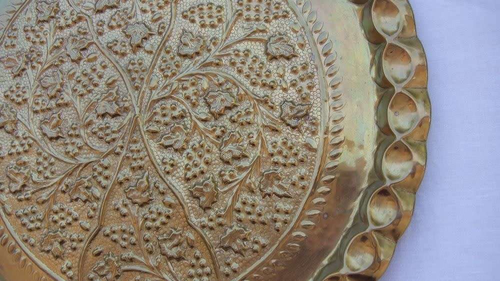 A STUNNING LARGE VINTAGE SOLID BRASS WALL CHARGER WITH GRAPE VINE DETAIL IN EXCEPTIONAL CONDITION