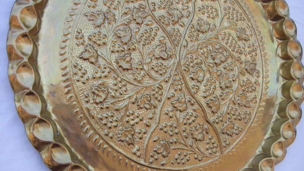 A STUNNING LARGE VINTAGE SOLID BRASS WALL CHARGER WITH GRAPE VINE DETAIL IN EXCEPTIONAL CONDITION