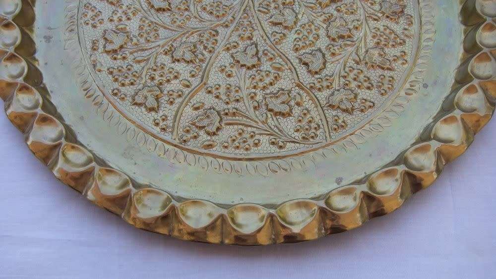 A STUNNING LARGE VINTAGE SOLID BRASS WALL CHARGER WITH GRAPE VINE DETAIL IN EXCEPTIONAL CONDITION