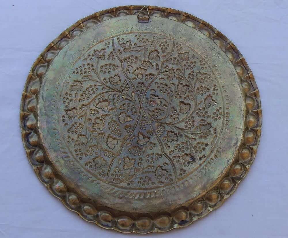 A STUNNING LARGE VINTAGE SOLID BRASS WALL CHARGER WITH GRAPE VINE DETAIL IN EXCEPTIONAL CONDITION