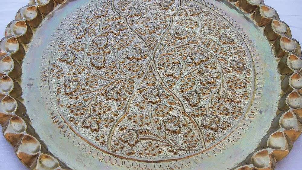 A STUNNING LARGE VINTAGE SOLID BRASS WALL CHARGER WITH GRAPE VINE DETAIL IN EXCEPTIONAL CONDITION