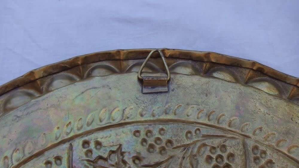 A STUNNING LARGE VINTAGE SOLID BRASS WALL CHARGER WITH GRAPE VINE DETAIL IN EXCEPTIONAL CONDITION